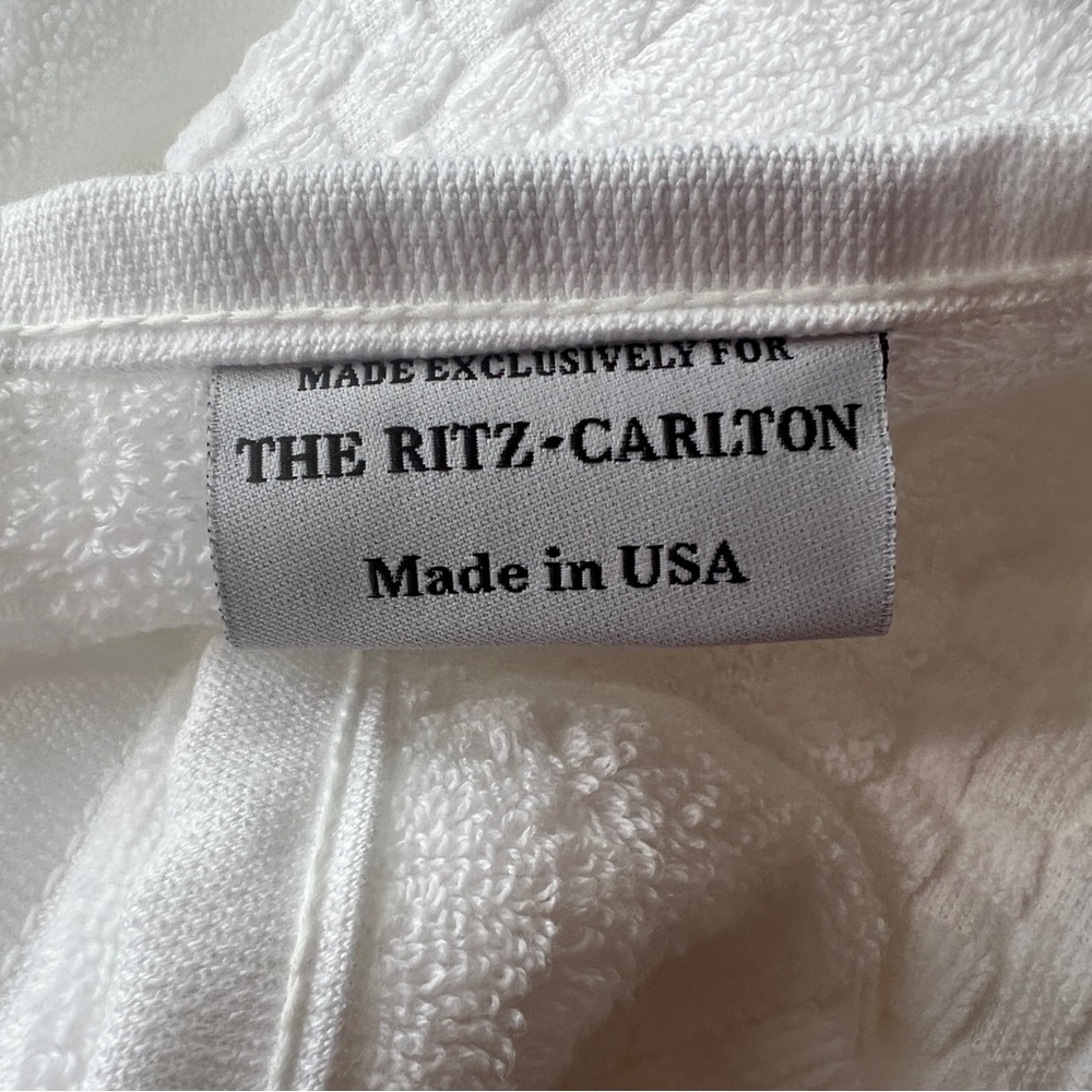 Ritz Carlton 2 bath towels - white - Picture 4 of 5